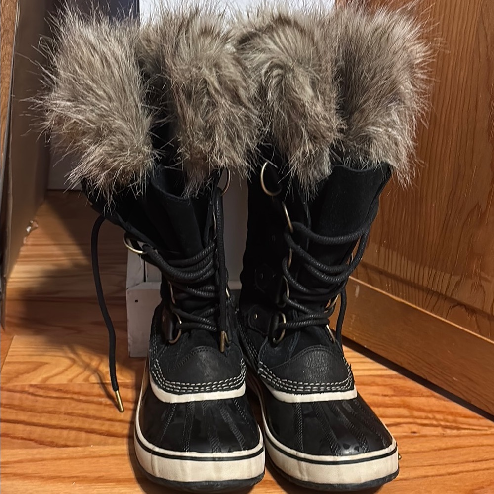 Black Fur-Trimmed Winter Boots